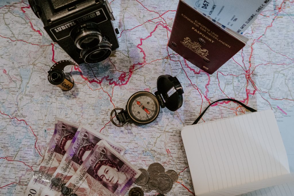 Reisekarte mit Reiseutensilien wie pass, Geld, Kamera, Kompass