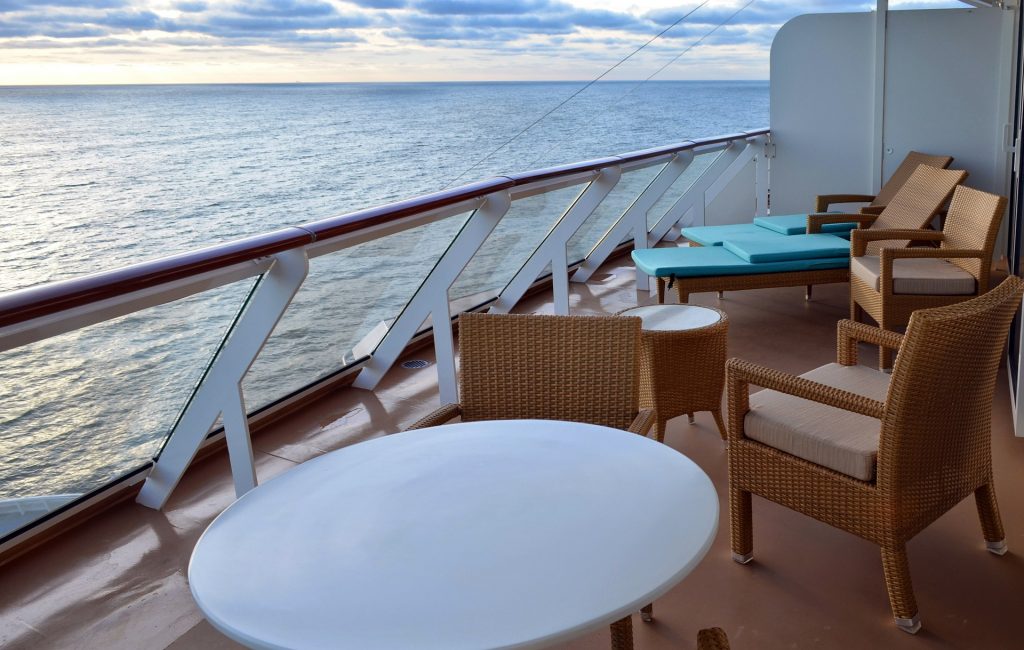 Kreuzfahrtschiff Balkonkabine mit Blick aufs Meer